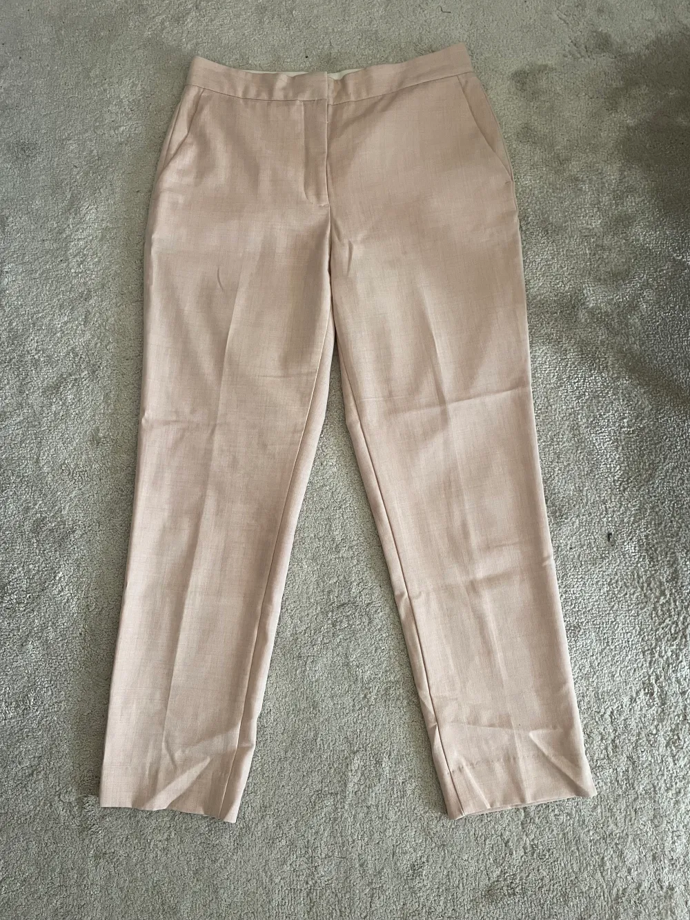 Fina rosa kostymbyxor från Zara. Har någon ljus fläck som bara syns på nära avstånd om man vet om dem.. Jeans & Byxor.