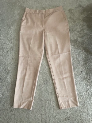 Rosa kostymbyxor  - Fina rosa kostymbyxor från Zara. Har någon ljus fläck som bara syns på nära avstånd om man vet om dem.