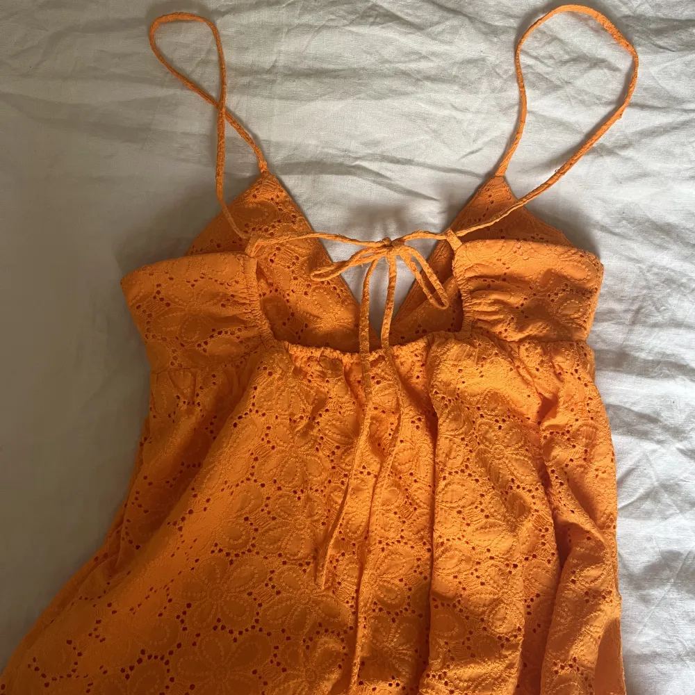 Jätte fin orange klänning i bra skick.🎀 . Klänningar.