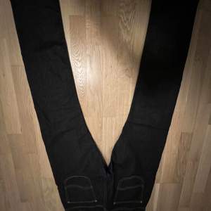 Svarta Levi’s stl W32 L36 Marinblå Lee jeans stl W33 L32  Använd ett par gånger!  500kr för båda!