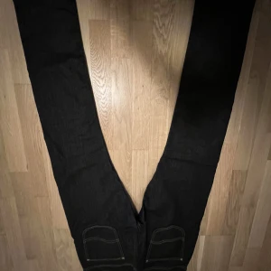Jeans  - Svarta Levi’s stl W32 L36 Marinblå Lee jeans stl W33 L32  Använd ett par gånger!  500kr för båda!