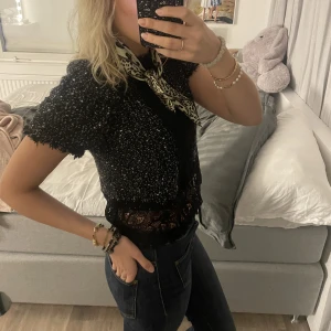 Tweed spets topp - Så jävla snygg topp i tweed och spets!!💕 Köparen står för frakten!💕