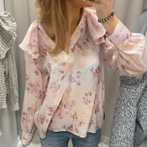 Blus  - As snygg blommig blus i lite tunnare tyg! ( bilderna är från tjejen jag köpte den av förra veckan )😍😍😍