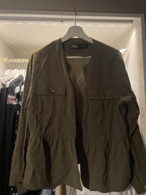 Zara tröja  - Kofta/jacka från Zara, använd få gånger. Säljer för 150kr. Storlek S