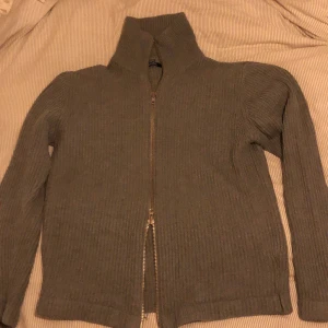 Zip tröja - Snygg rejäl zip tröja med två dragkedjehållare som kan dras hur man vill som en snygg detalj.  Skriv vid funderingar😇