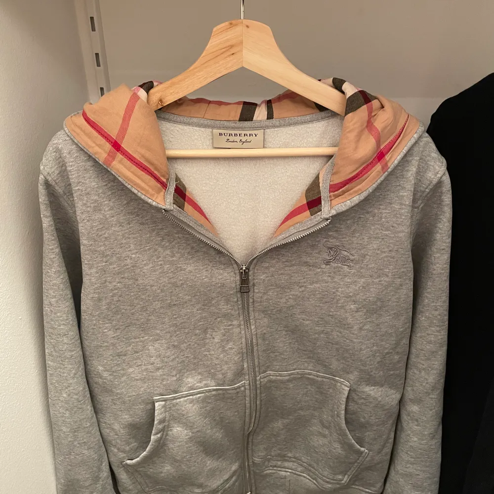 Säljer denna gråa Burberry zip hoodien (1:1 rep) i bra skick och endast använd en gång.  Storlek M men passar både M och S Hör av er om ni har frågor. Hoodies.