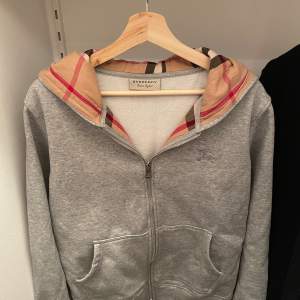 Säljer denna gråa Burberry zip hoodien (1:1 rep) i bra skick och endast använd en gång.  Storlek M men passar både M och S Hör av er om ni har frågor