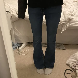 Low Waist jeans  - Jätte fina jeans från bikbok, modellen low Flare 💘 Väldigt bra skick, nypris 599kr 💕