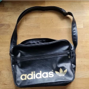 vintage adidas väska - Säljer denna vintage  adidasväska för jag har för mycket väskor. Den är lite sliten därav priset💗