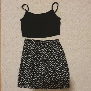 Barnkjol samt linne  - Kjol hög midja med dragkedja bak tillhörande linne nyskick står 8år i plagget men beror på kropp jag skulle säga 6-7 pris 170kr 