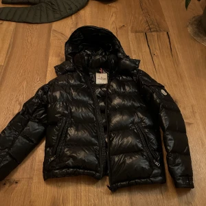 Moncler maya jacka - Säljer nu min moncler maya flr har växt ur den. Den är i storlek 2 som motsvarar storlek m. Pris kan diskuteras