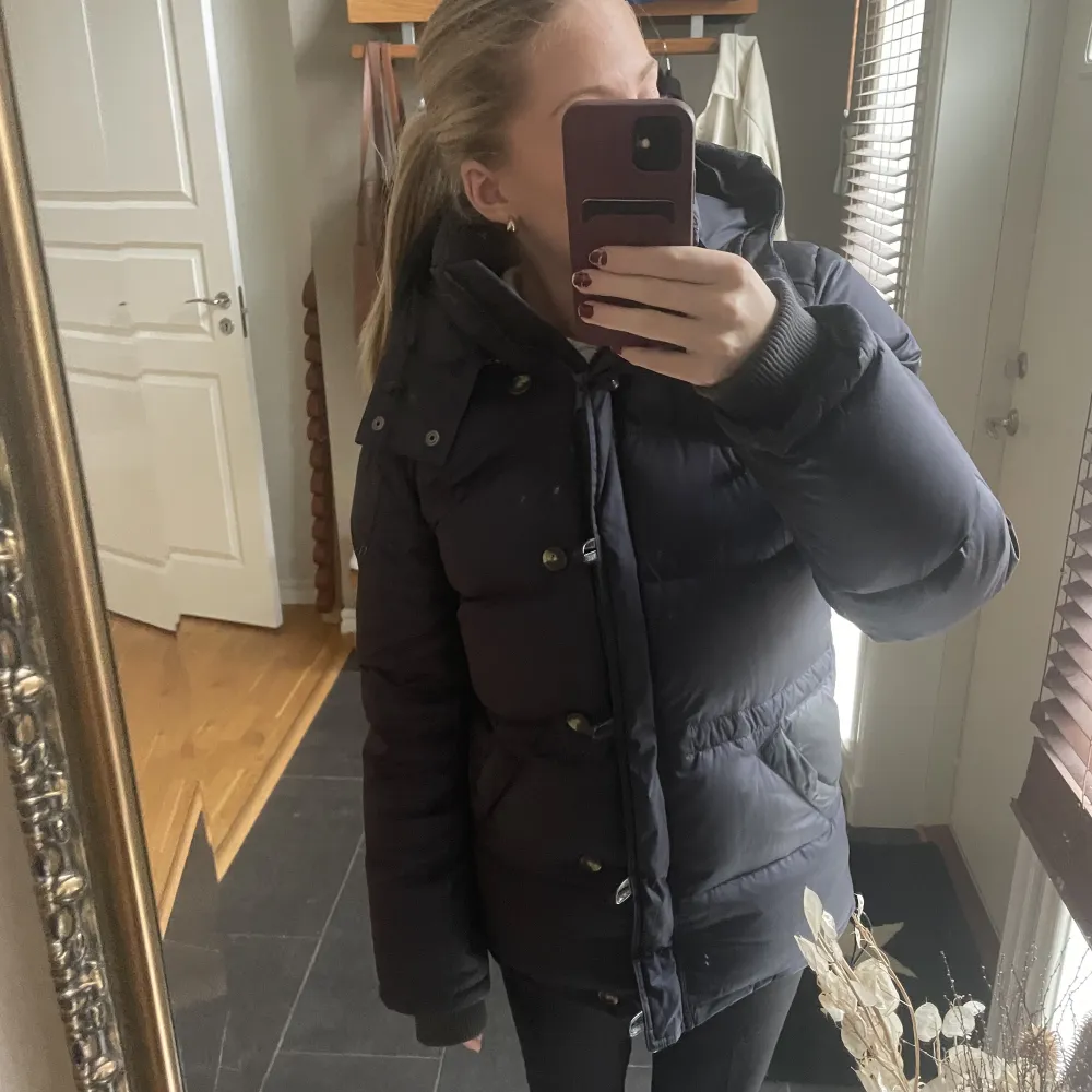 Intressekolpå min mörk blå dunjacka från boomerang! Så tjock och varm, sparsamt använd. (Nypris 5999) skriv vid frågor gällande fler bilder eller pris💗❄️. Takit.