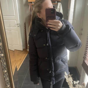 Boomerang jacka - Intressekolpå min mörk blå dunjacka från boomerang! Så tjock och varm, sparsamt använd. (Nypris 5999) skriv vid frågor gällande fler bilder eller pris💗❄️