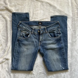 Lee lågmidjade jeans - Blåa lågmidjade jeans, köpta second hand. Uppskattad storlek S. Har en färg fläck på benet. Skriv för fler bilder eller om du har några frågor! 💞💞
