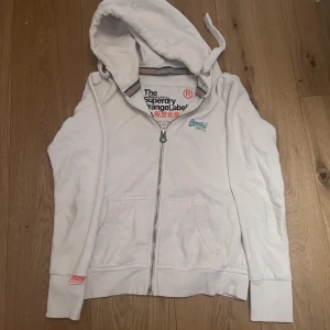  Vintage superdry zip up - Inga defekter säljer bara för att den inte har kommit till andvändning.