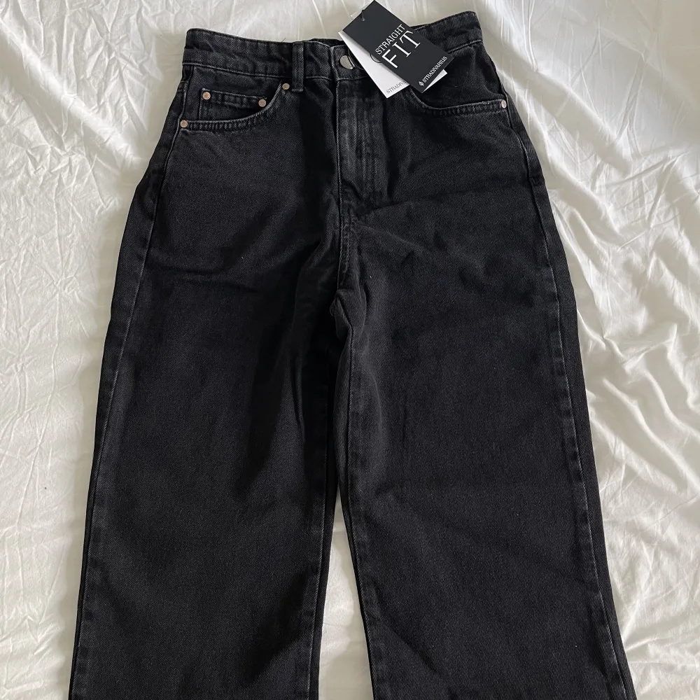 Ett par jättesnygga svarta jeans i straight fit strl 36 som är helt oanvända. Dom passar i längden på mig som är 174cm💕 Kan även skicka fler bilder vid intresse😊. Jeans & Byxor.