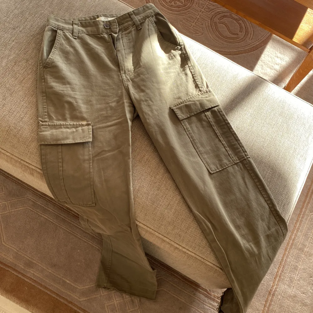 Säljer dessa gröna cargo pants, ger en väldigt fin kroppsform. Haft de ute en gång. En liten fläck har den.. Jeans & Byxor.