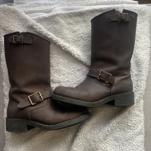 johnny bulls  - Johnny bulls höga, fint skick. Använda enstaka gånger. Kan skicka fler bilder vid intresse.  storlek 37  