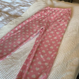 Mjukisbyxor🤍 - Sköna och fina mjukisbyxor dom är lite använda så dom har lite små fläckar dom har även fickor!🤍