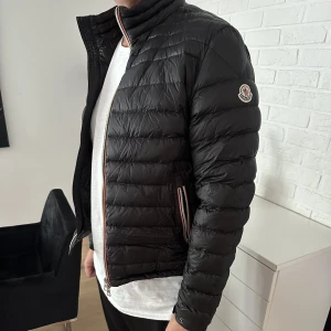 Moncler jacka  - Säljer denna moncler jacka åt min pappa, storlek 3, väl använd men gott skick. Ett litet hål på högra armen men inget som syns direkt. Nypris runt 9000