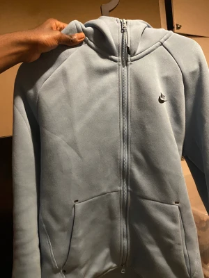 Säljer Nike thech eller byter mot en riktig Trapstar hoddie  - säljer en old season Nike thech som har knappt  använd har använd bara några gånger frakt ingår inte det får man köp själv det är storlek m men passar L också om du vill ha hela sättet så får du det för 850