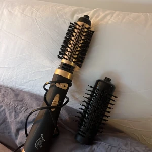 Värme/fön borste  - Den kan snurra beroende p vilken pil man trycker på.  Knappt använd men fixas såklart ren och fin innan den skickas ☺️ Kan tänka mig ändra pris vid snabb affär 