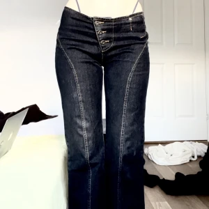 lågmidjade bootcut jeans - säljer mina favvo jeans pga brist på pengar </3 det stor ingen storlek men gissar på runt M (dem är stretchiga). dem har ett hål på sidan (se bild). frakt ingår i priset!
