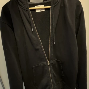 Colorful Standard - Säljer nu en skön svart zip tröja från Colorful Standard. Tröjan har inte använts mycket och den är i väldigt bra skick!  Hör av dig vid frågor! Storlek: M Nypris: ca 1000 kr