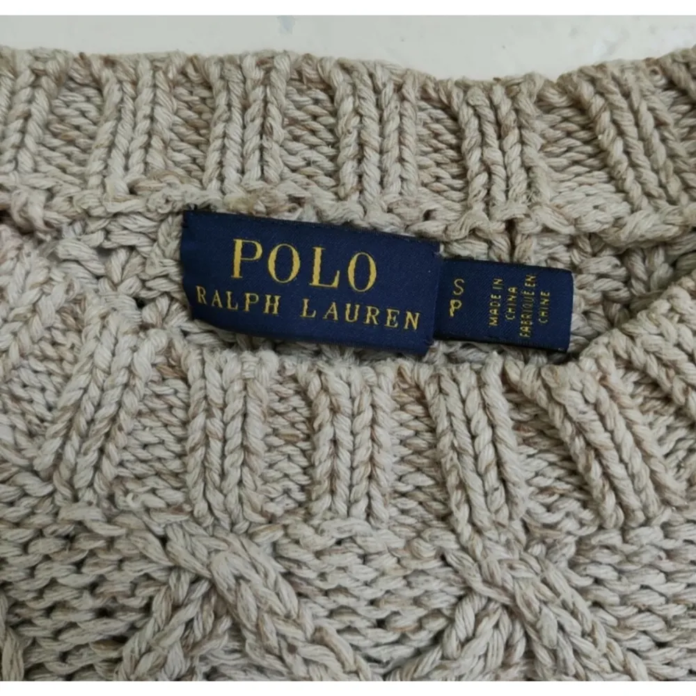 Denna fina tröjan från ralph lauren från vestiaire köpt för cirka ett år sen i brun/beige färg i storlek s. Tröjor & Koftor.