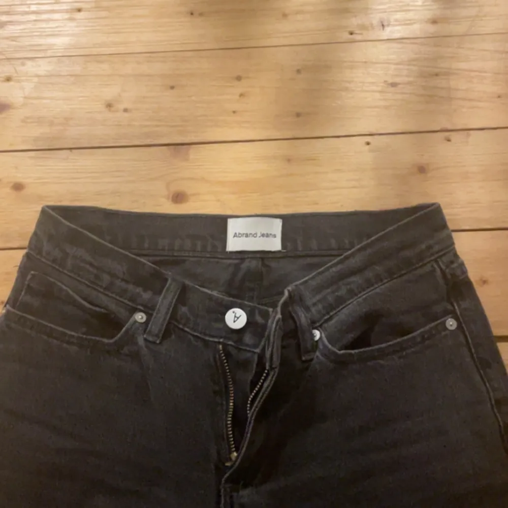 Säljer mina fina Abrand jeans i storlek 24w. Dom är svart gråa, säljer dom för 400kr inklusive frakt nypris 1100kr. Hör av er om ni har någon fråga❤️. Jeans & Byxor.