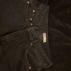 Byxor  - Säljer nu mina super snygga jeans från Gina . Dom är i bra skick. Storlek 36 .