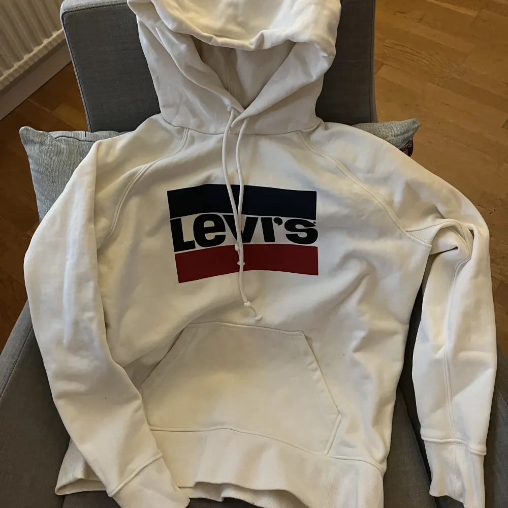 Säljer min knappt använda Levis hoodie för 100. Köpt för några år sen för 800:). Hoodies.