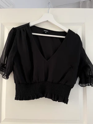 Svart blus  - Svart kortärmad blus 