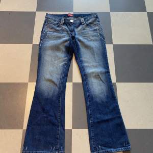 Snygga lågmidjade utsvängda jeans. Från RB. Fint skick, någon paljett som trillat av men ananrs inga defekter. Midjemått 41cm och innerbensmått 80cm. Modell på bild är 165. Bud på 320kr