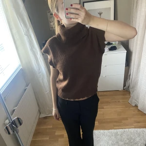 Brun stickad väst - Säljer min super mysiga stickade väst, då jag råkade beställa hem två! Aldrig använd, prislappen kvar. Hör av dig vid frågor eller funderingar 🫶🏽💓