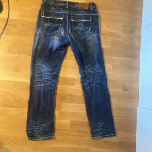 snygga jeans med vit och brun stitching av smog