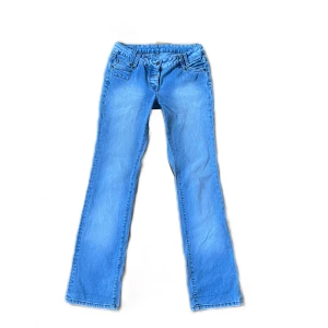 Jeans - Supersnygga lågmidjade bootcut jeans 💕 de har inga fläckar eller hål 🥰