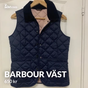 Barbour väst  - Mörkblå barbour väst i storlek S. Använd få gånger.   Nypris: 1300 Pris: 650 Priset kan diskuteras.   Skicka meddelande om du vill ha flera bilder på västen.  