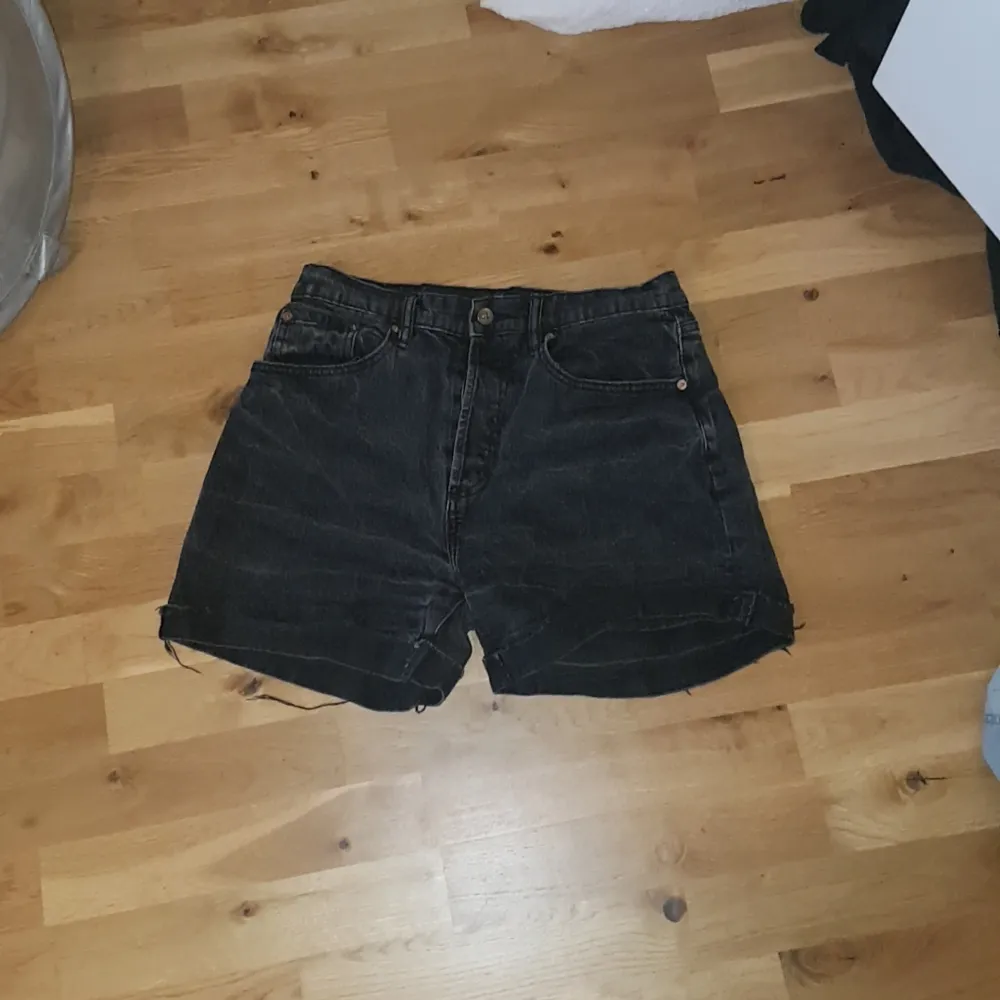 Svarta shorts säljes pga att de tyvärr är alldeles för stora för mig. Använd 1 gång. OBS köparen står för frakten. Shorts.