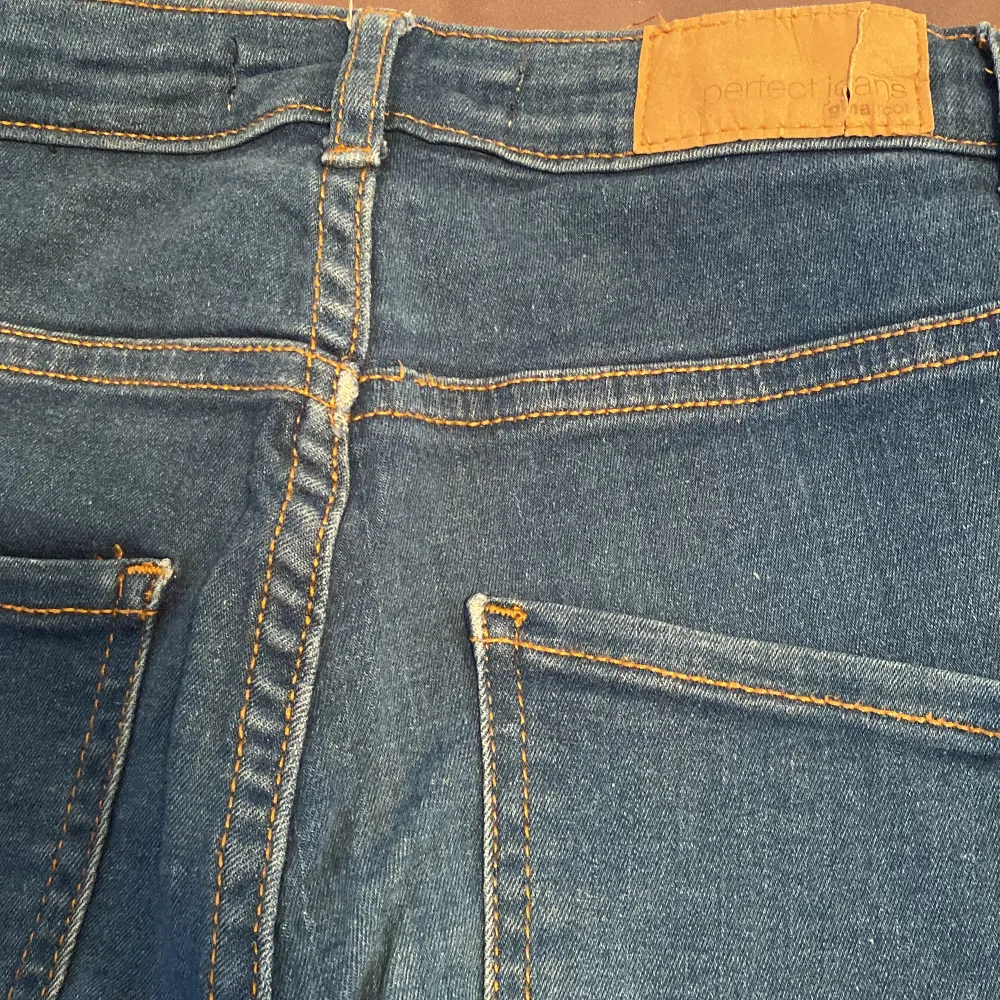 Fina blåa högmidjade Molly jeans från Gina Tricot . Jeans & Byxor.