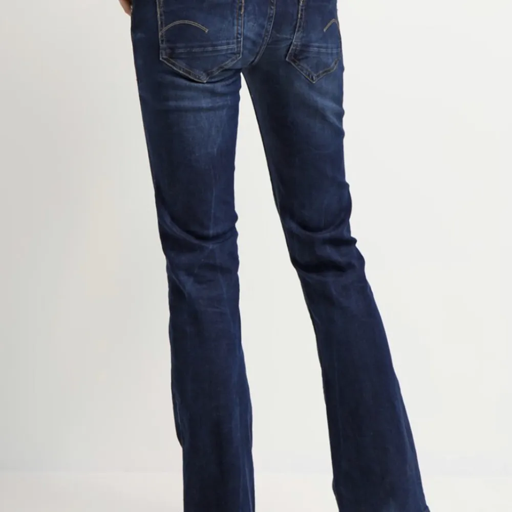 Säljer mina as snygga G-star jeans då de tyvärr inte kommer till användning💓 använt ett fåtal gånger så är som nya! Nypris 1000kr, men säljer för 450 kr💗💗Lågmidjade och bootcut! Är storlek S men skulle säga att de passar än M också. Jeans & Byxor.