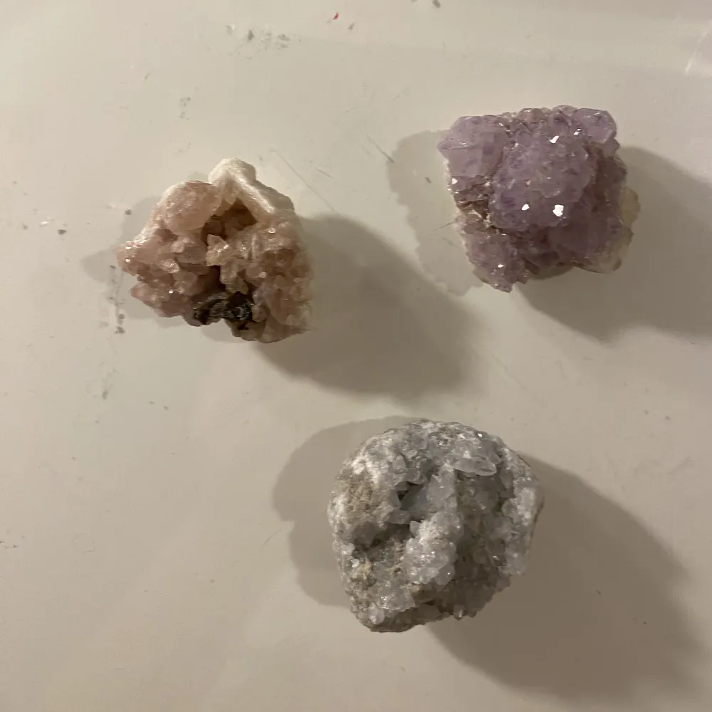 Tre olika stenar. Ett rosaametistkluster, en andekvartskluster och ett blått kalcit kluster🤍kontakta vid intresse av separat Sten eller alla tre. Pris för alla ej satt än!🩷. Muu.