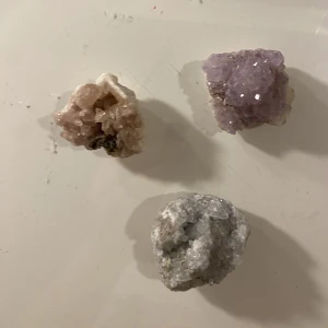 3 stenar  - Tre olika stenar. Ett rosaametistkluster, en andekvartskluster och ett blått kalcit kluster🤍kontakta vid intresse av separat Sten eller alla tre. Pris för alla ej satt än!🩷
