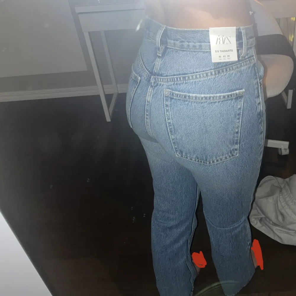 Helt oanvända jeans från zara! Jättefina, men inte min stil. De är normala i storleken (36). Jeans & Byxor.