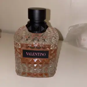 Säljer valentino parfym som bara använts några gånger! (Ny pris var runt 1700kr, köpt på NK)