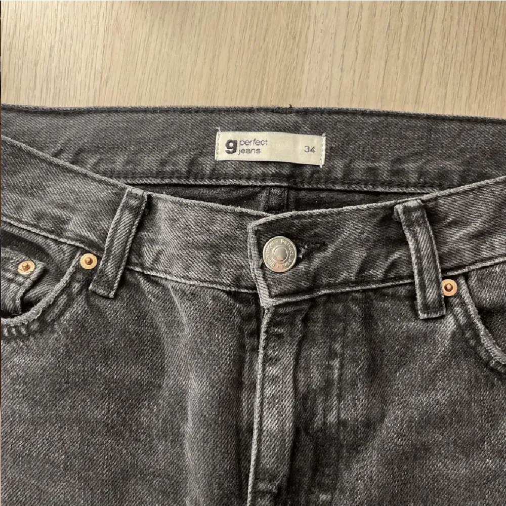 Trendiga low rised jeans från Gina! Ny skick nästan aldrig använda. Köpte för 599 säljer för 139!. Jeans & Byxor.