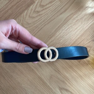 Gina tricot - stilrent bälte - Snyggt bälte i fuskläder från ginatricot. Inga anmärkningar.  Storlek: M/L (100cm)