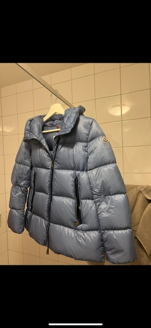 Moncler Jacka - Moncler Seritte i en fantastisk blå färg 🩵 Sparsamt använd. Äkthetsbevis finns från Vestiare Collective. Jackan har en fläck på baksidan, de sista bilden. 