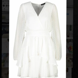 Studentklänning  - Säljer min super fina studentklänning. I nytt skick utan defekter. Använt en gång. Den är i strl 40 men sitter som en s-m, skriv för bilder. 