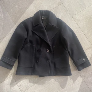 Design By Si Kappa - Super fin marinblå desig by si kappa! Varm och härlig perfekt till höst och vinter!! Använd bara 3 gånger i nyskick! Oversize, Helt slutsåld! Oringalpris: 800kr